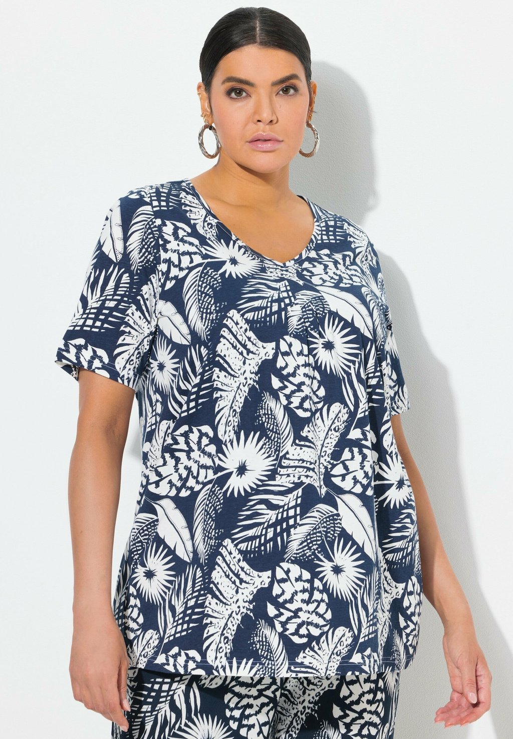 

Футболка с принтом SHORT SLEEVE V-NECK Ulla Popken, темно-синий
