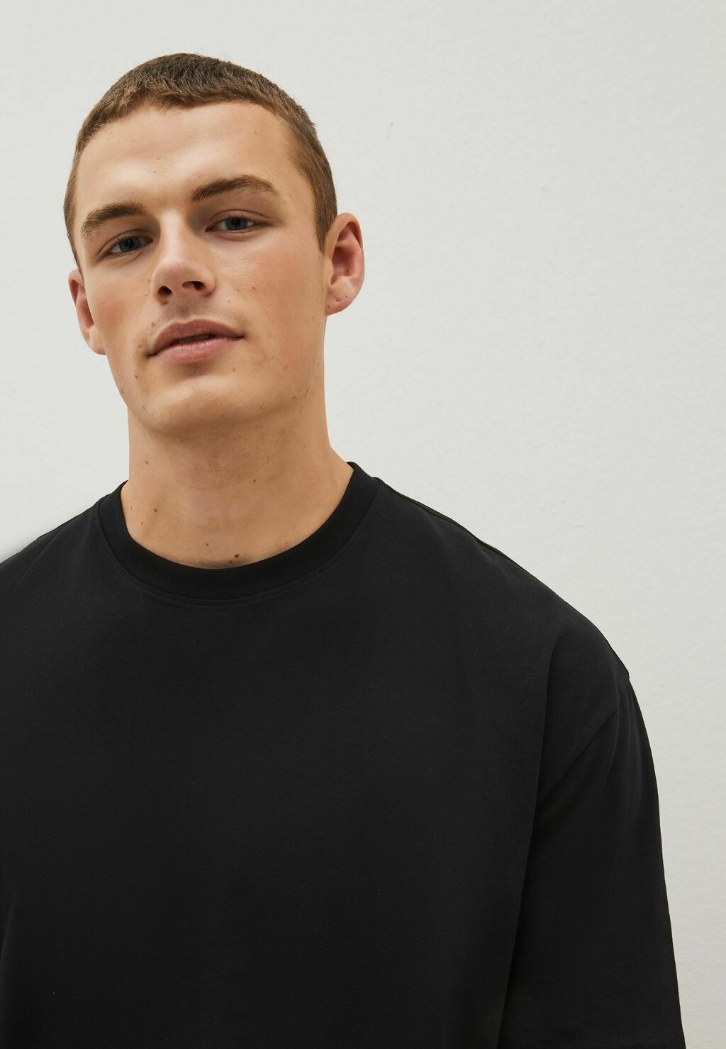 Базовая футболка Essential Crew Neck Next, черная — фото 3
