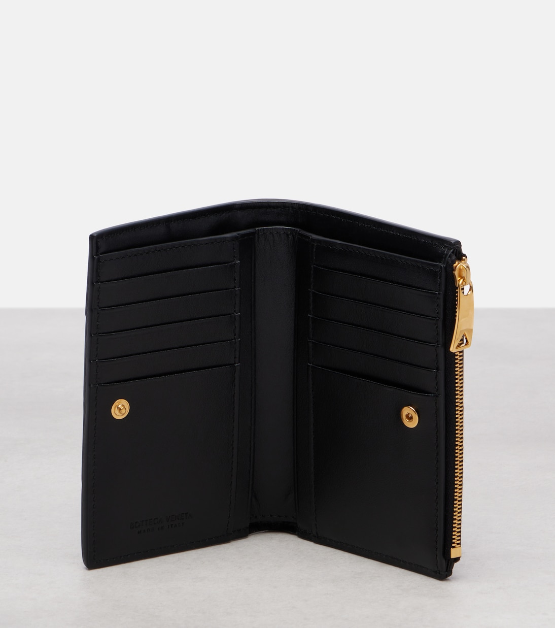 Кошелек кожаный средний бифолд Cassette Bottega Veneta, Black/Gold — фото 2