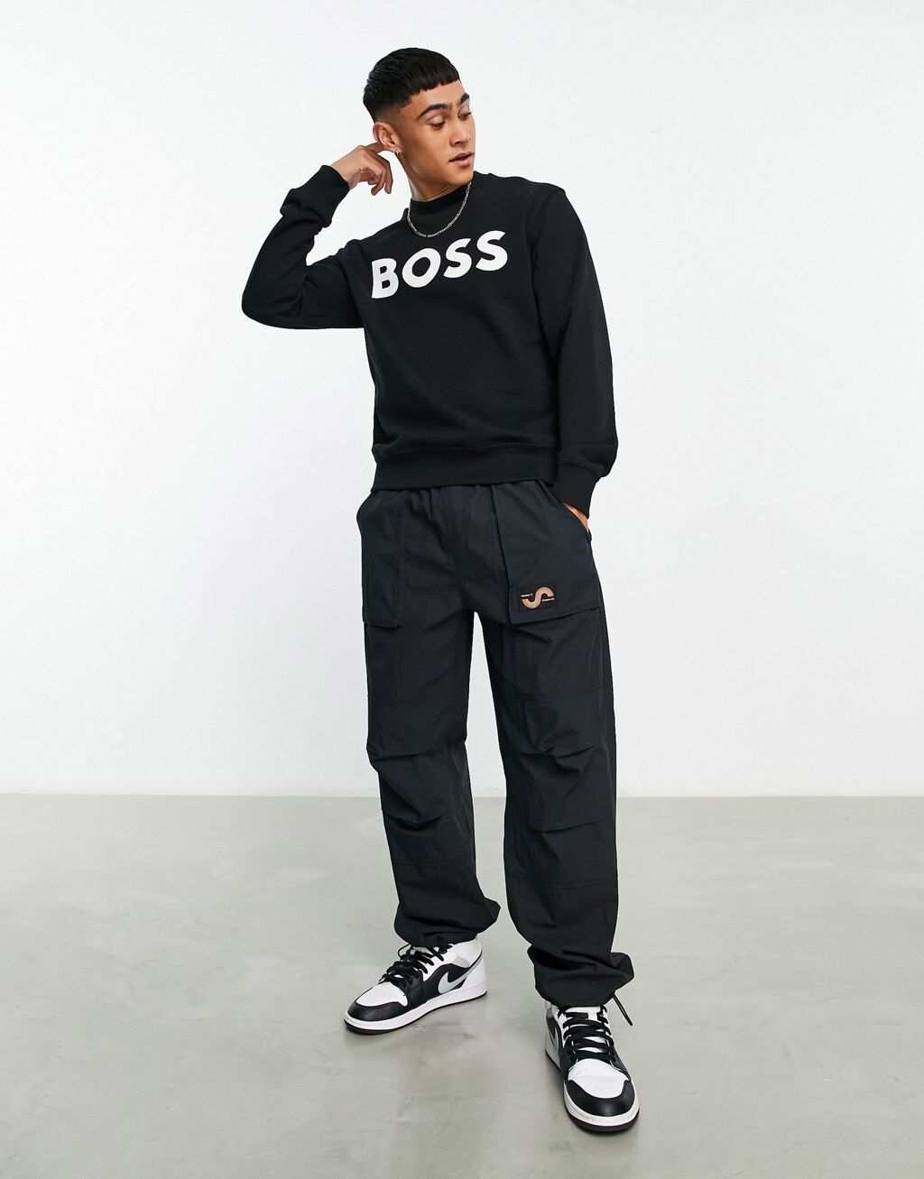 

Черный свитшот свободного кроя с большим логотипом BOSS Orange WeBasicCrew