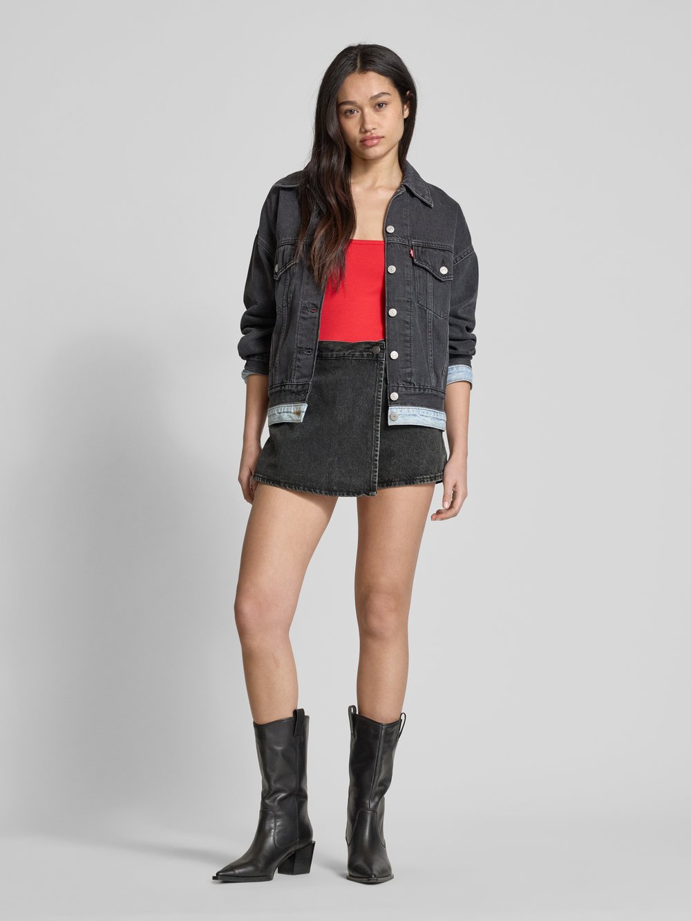 

Джинсовые шорты классического кроя с запахом, модель «НАКОНЕЦ ЗДЕСЬ» Levi's, черный