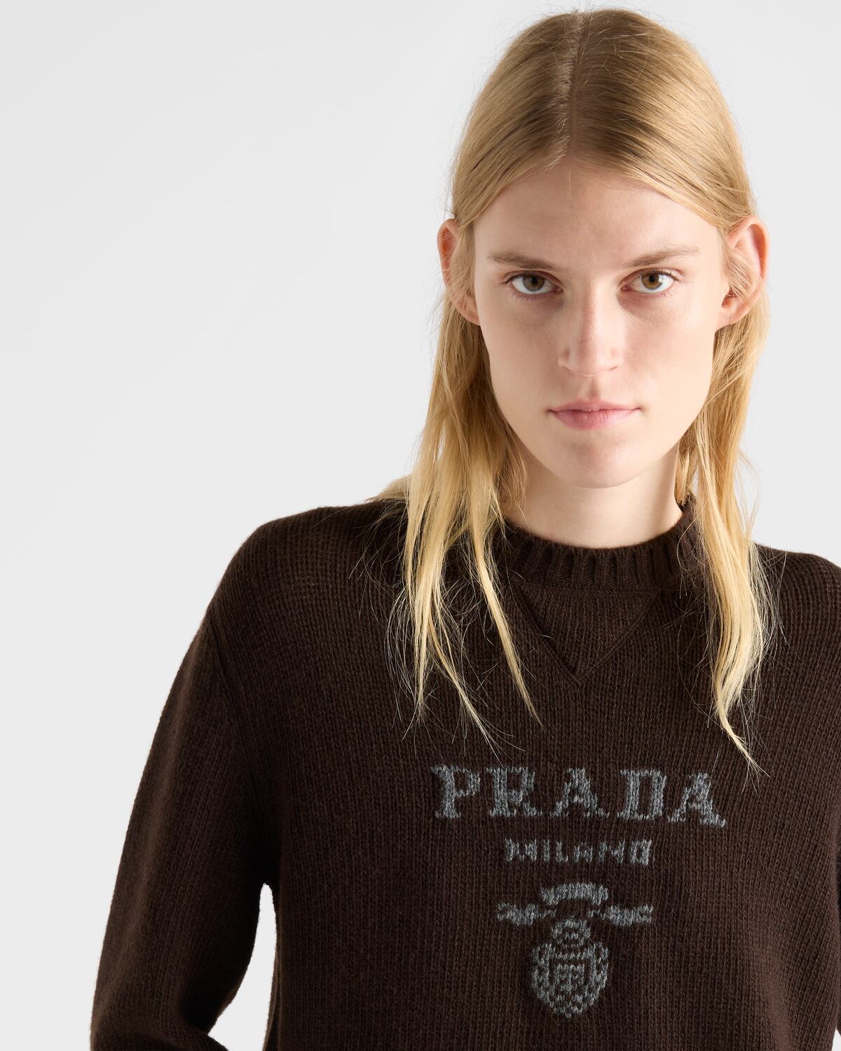 Кашемировый и шерстяной свитер Prada с круглым вырезом и логотипом Prada, темно-коричневый — фото 4