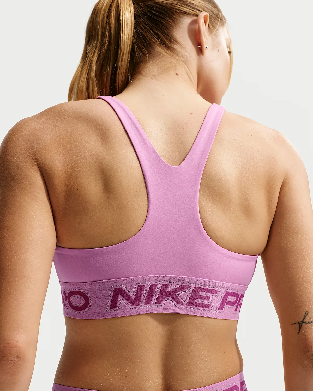 Женский спортивный бюстгальтер Nike Pro с легкой поддержкой без поролона, Light Magenta/Hot Fuchsia/Metallic Silver — фото 2