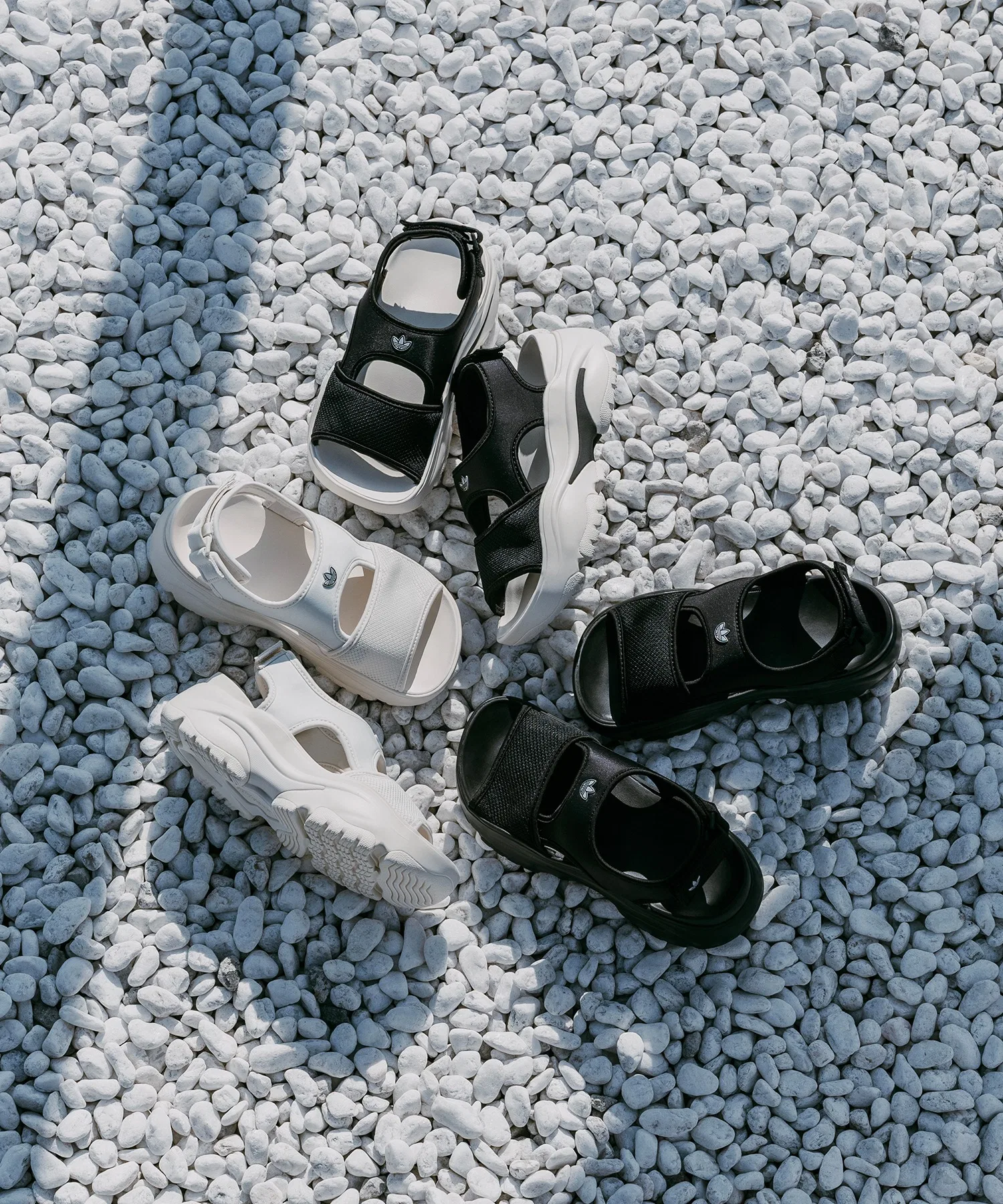 Унисекс сандалии Adidas Ozgaia Originals на толстой подошве белые — фото 2