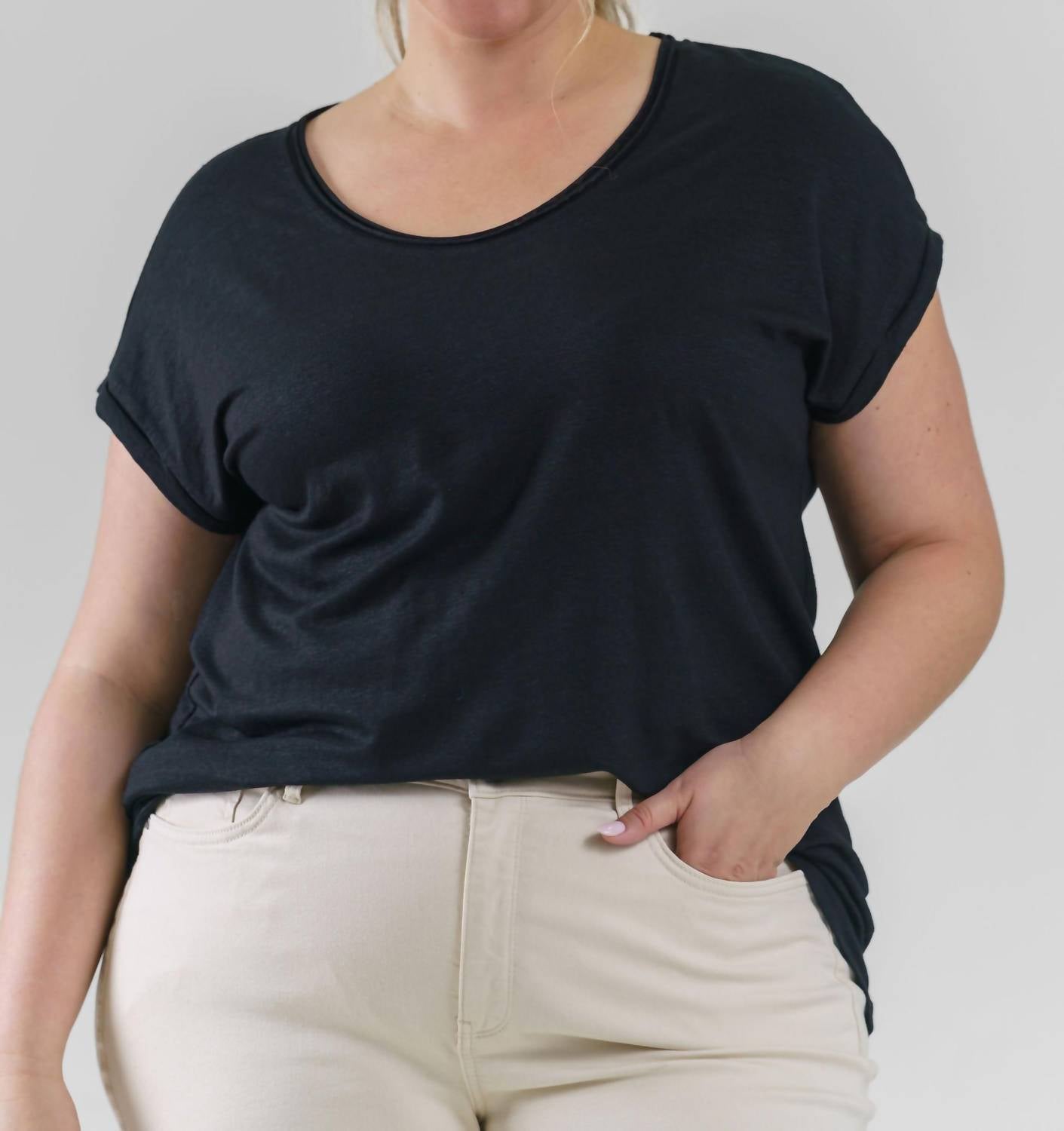 

Классический льняной топ с короткими рукавами - Plus в черном цвете Lysse