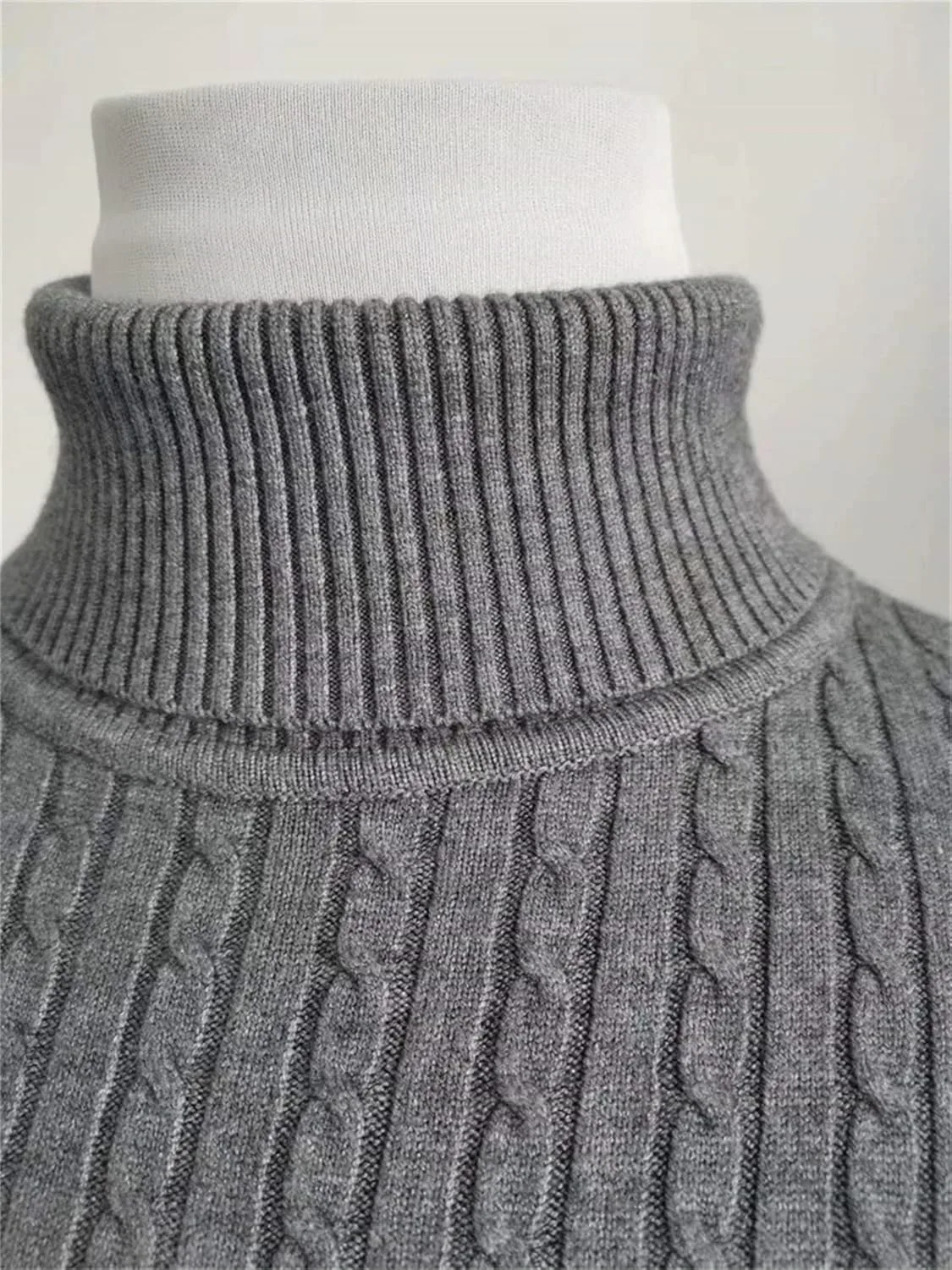 Мужской свитер Slim Fit с воротником-водолазкой, кабельной вязкой и длинными рукавами — фото 3