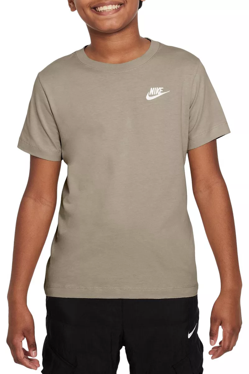 

Детская футболка Nike Sportswear с вышивкой Futura, цвет Sanddrift
