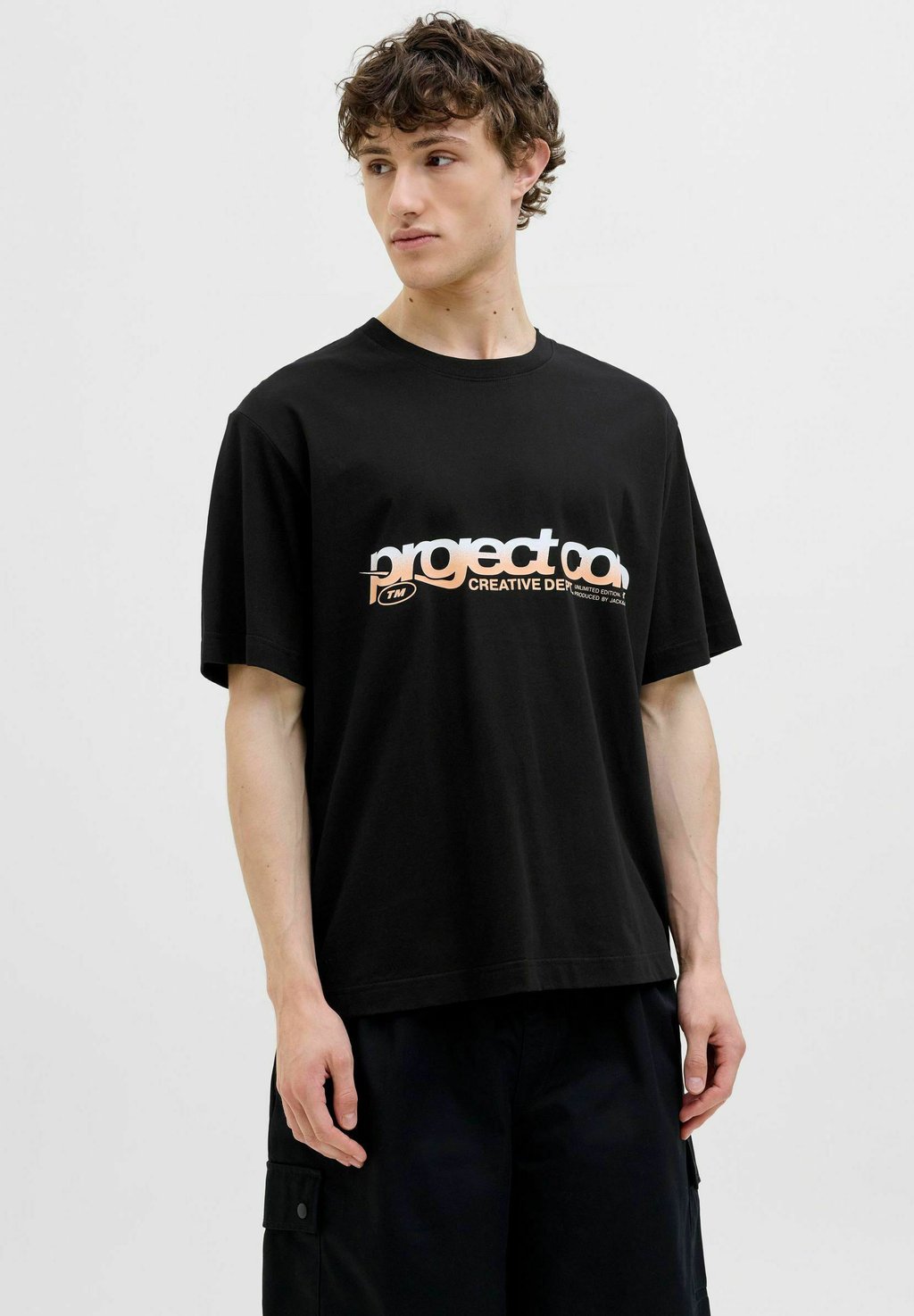 

Футболка с принтом RUNDHALSAUSSCHNITT Jack & Jones, черный