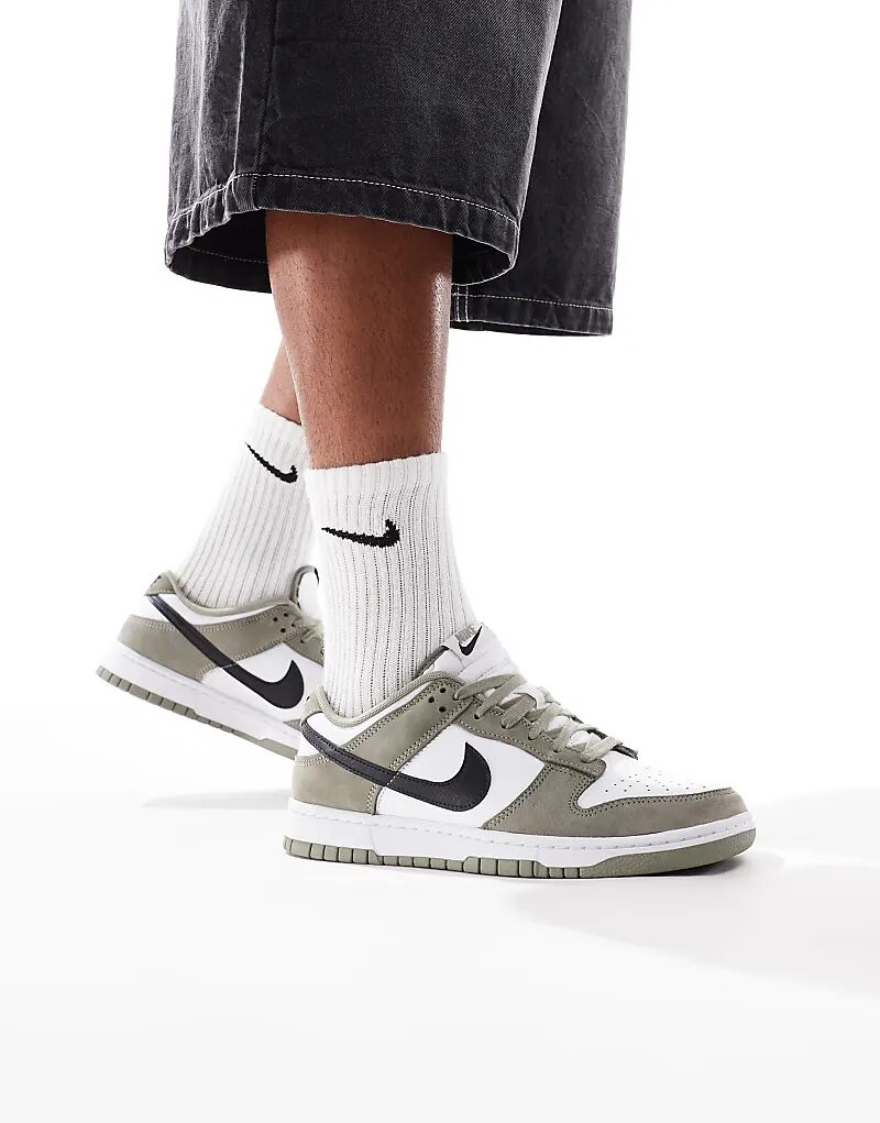 

Кроссовки унисекс Nike Dunk Low Retro зеленого цвета