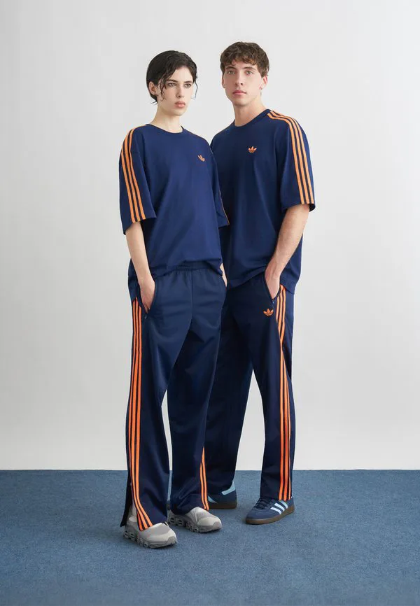 Футболка унисекс, базовая футболка Adidas Originals, Night Indigo/Lucid Orange — фото 2