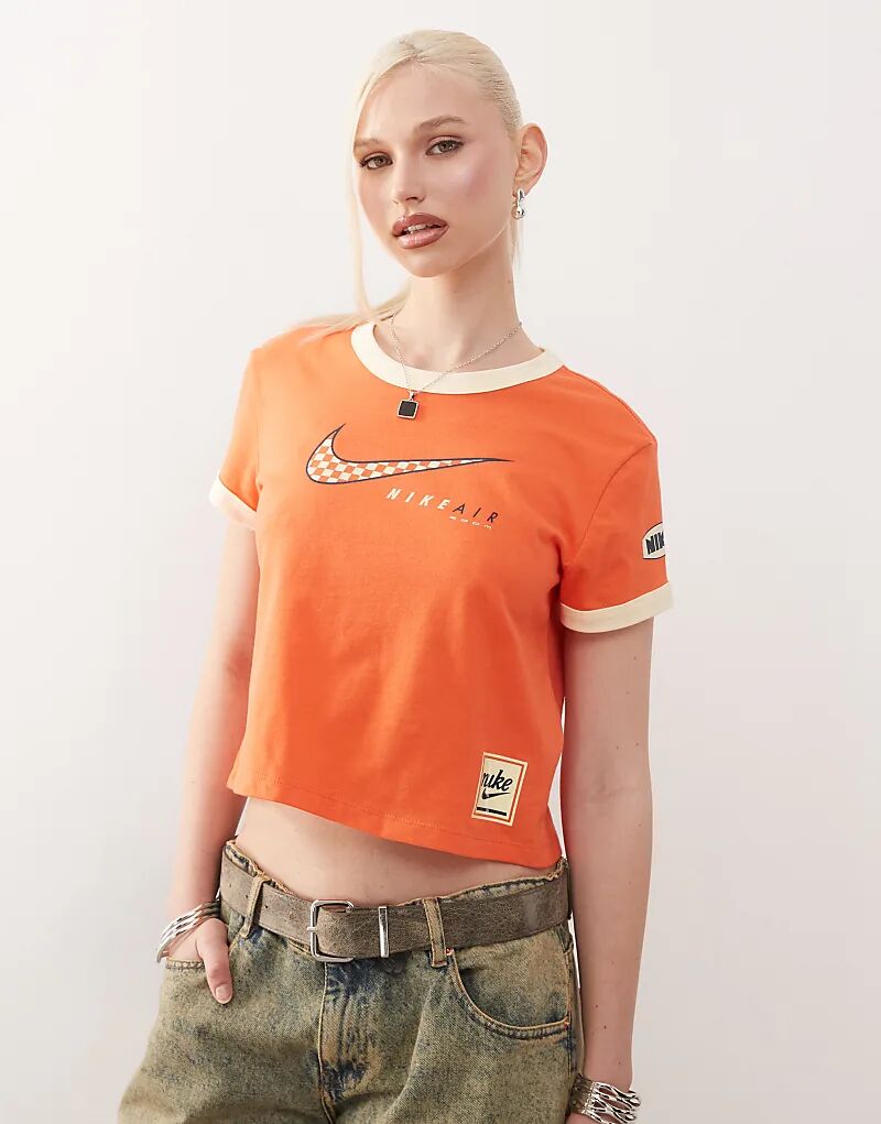 

Укороченная футболка Nike Club Moto красного цвета