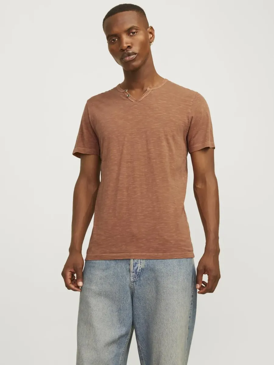 

Футболка Jack & Jones "JJESPLIT NECK TEE SS NOOS", цвет Mocha Bisque