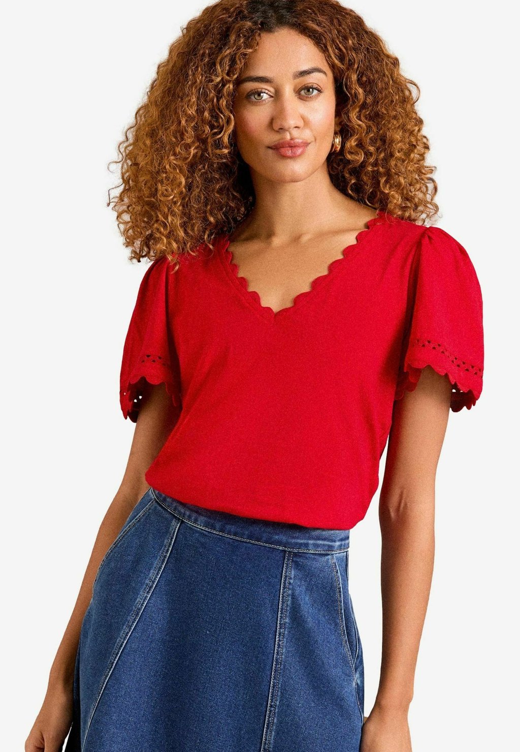 

Футболка с принтом REGULAR FIT-SCALLOP V-NECK Love & Roses, красный