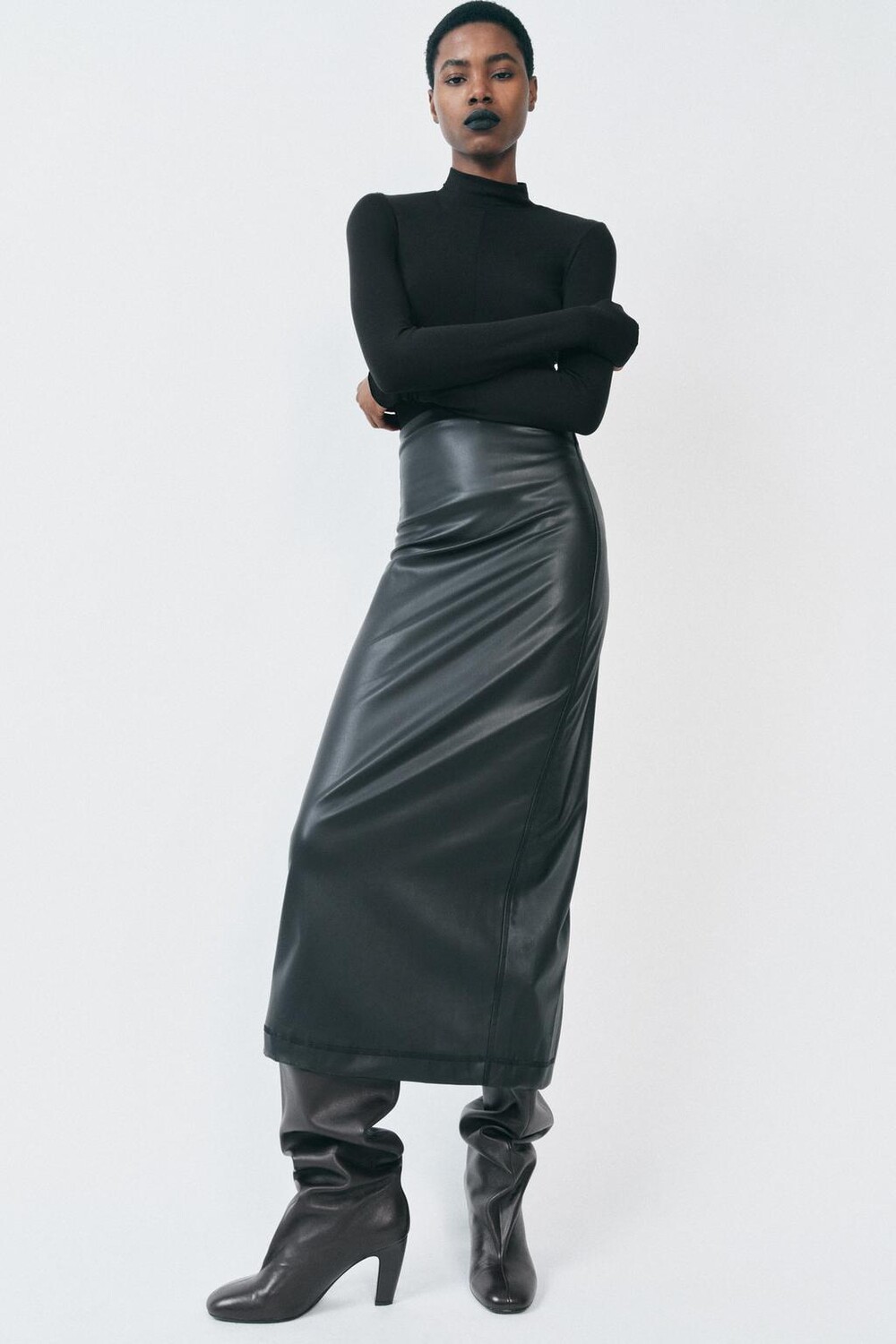 

Футболка с высоким воротом ZARA, черный