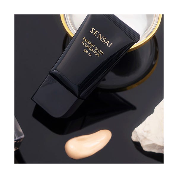 Долговечная светящаяся основа SENSAI Radiant Glow Foundation, RG205 MOCHA BEIGE — фото 3