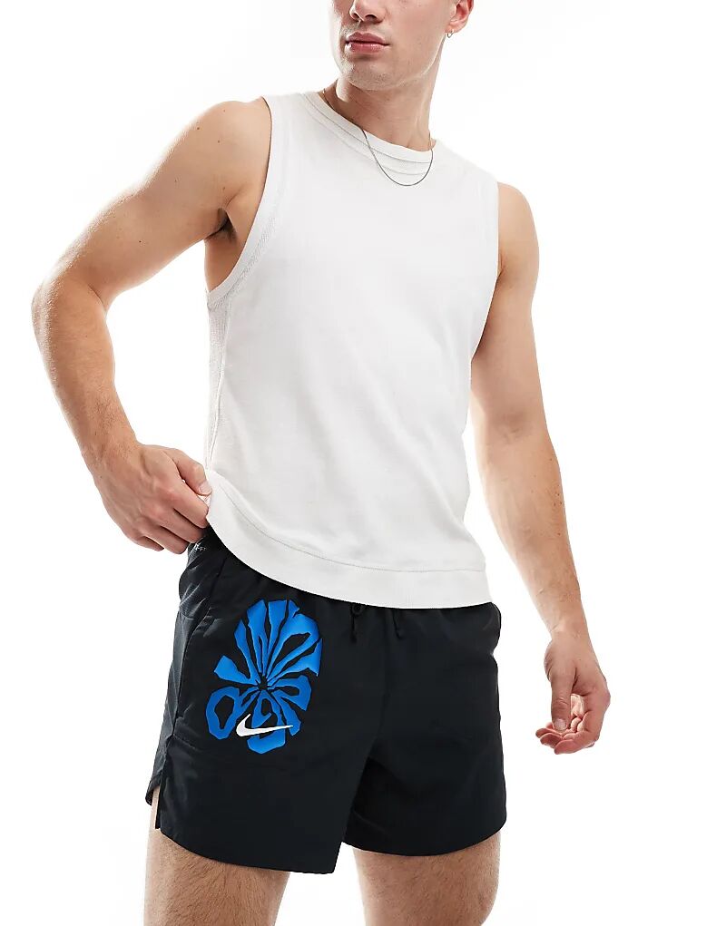 

Шорты Stride 5 дюймов с графическим принтом Energy черного цвета Nike Running