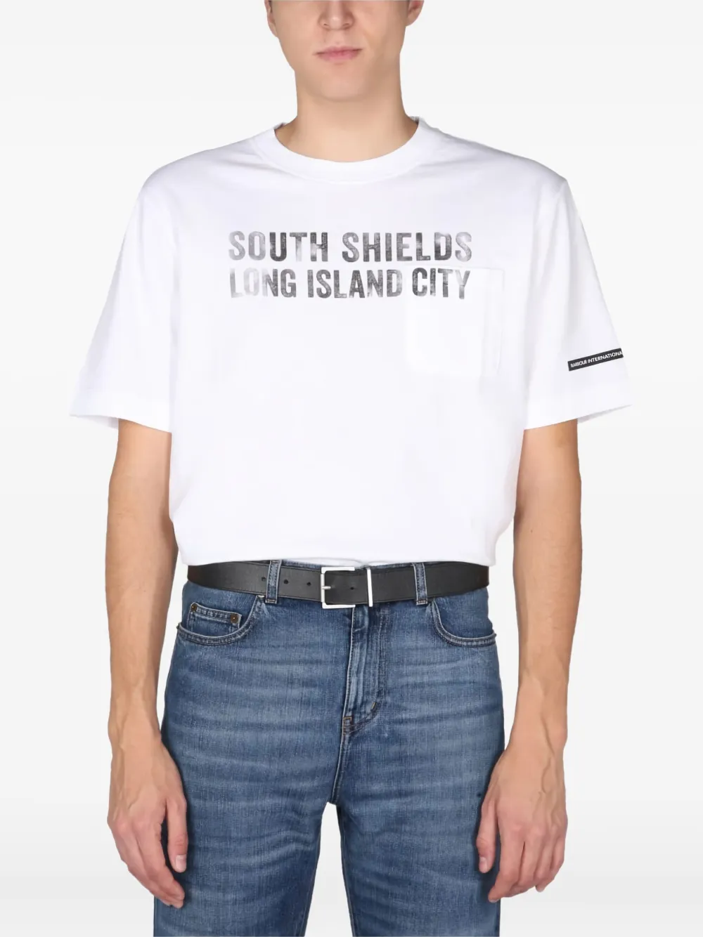 

Футболка с графическим принтом и накладным карманом Barbour, белый