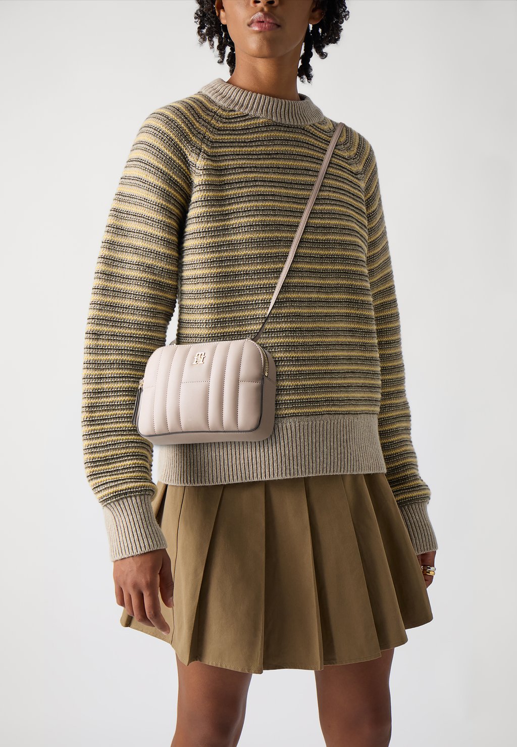 

Сумка через плечо FEMININE CAMERA BAG - Across body bag Tommy Hilfiger, серо-коричневый