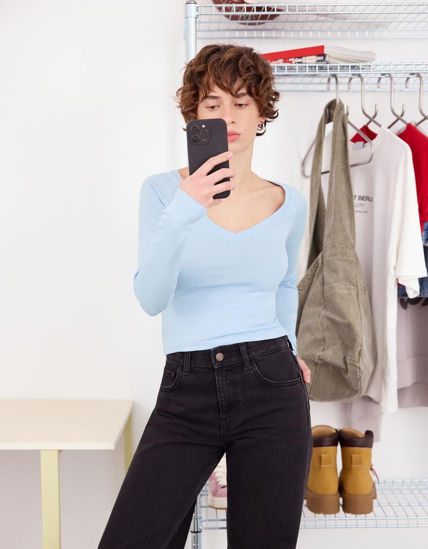 

Футболка с длинным рукавом и V-образным вырезом Bershka, голубой