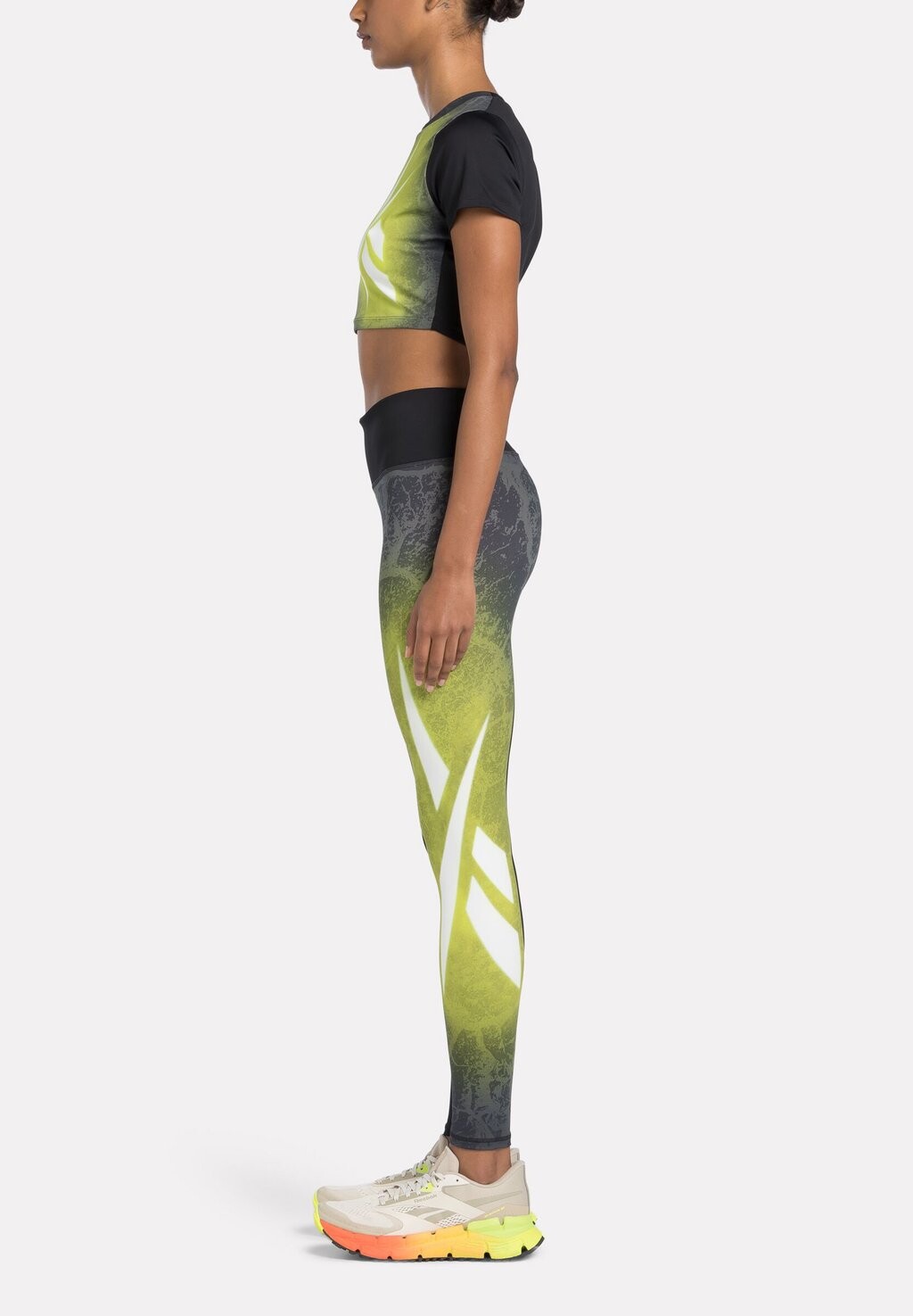 

Принт на футболке LUX BOLD CROPPED Reebok, черный