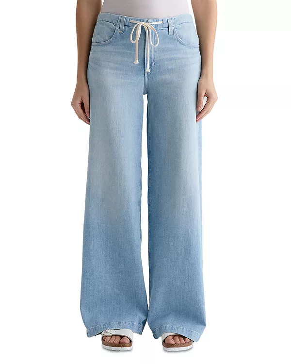 

Стелла, в своем непринужденном образе, выбрала низкое платье-палаццо. Ag, синий