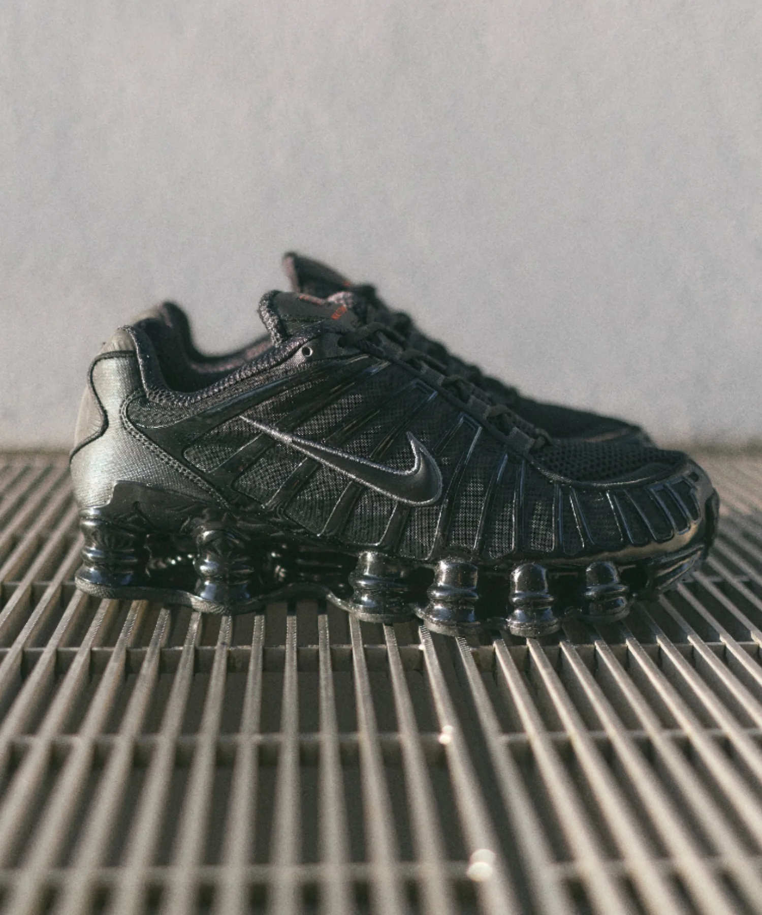 Мужские кроссовки Nike SHOX TL с технологией Shox и меш верхом черные — фото 2