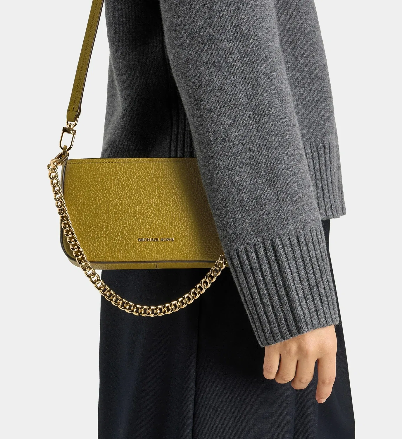 Сумка-клатч Bryant из кожи на длинном ремне MICHAEL KORS, хаки — фото 2