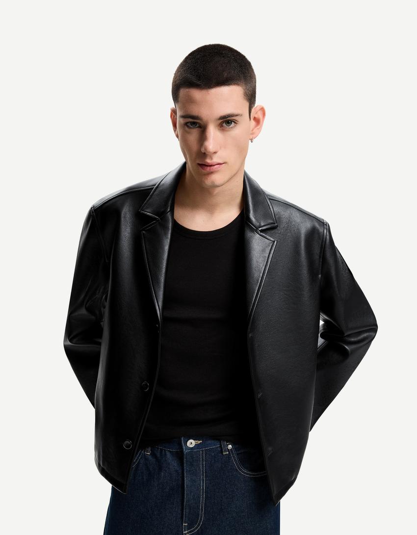

Укороченный пиджак из искусственной кожи Bershka, черный