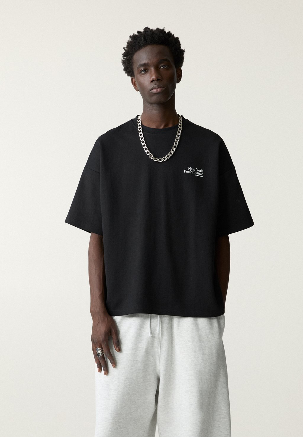 

Футболка с принтом NEW YORK BIENNIAL PULL&BEAR, черный