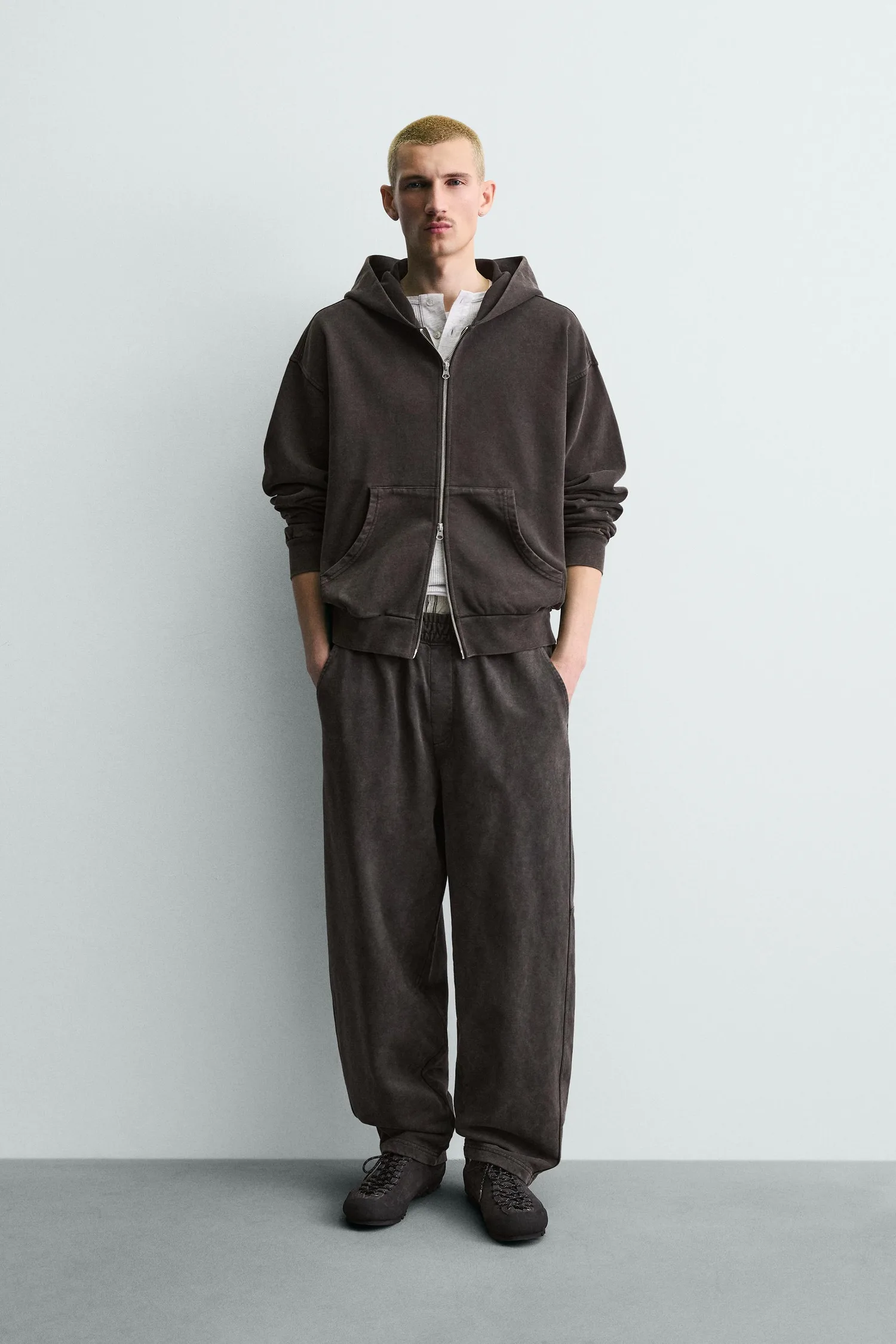 

Выстиранная толстовка на молнии Zara, темно-коричневый