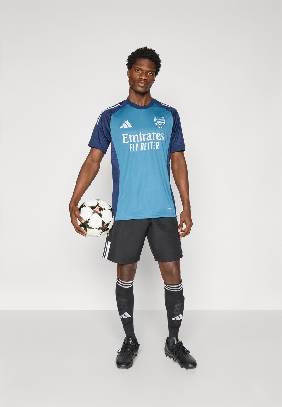 Футболка Adidas Performance ARSENAL FC 25/26 TIRO 25 COMPETITION TRAINING, Blanch Blue/Night Indigo/Blue — фото 2
