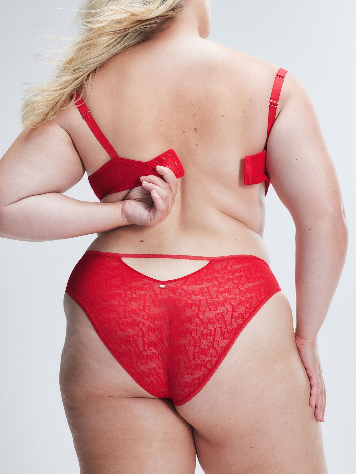 

Трусики Savage X Fenty Signature Script, цвет Timeless Red