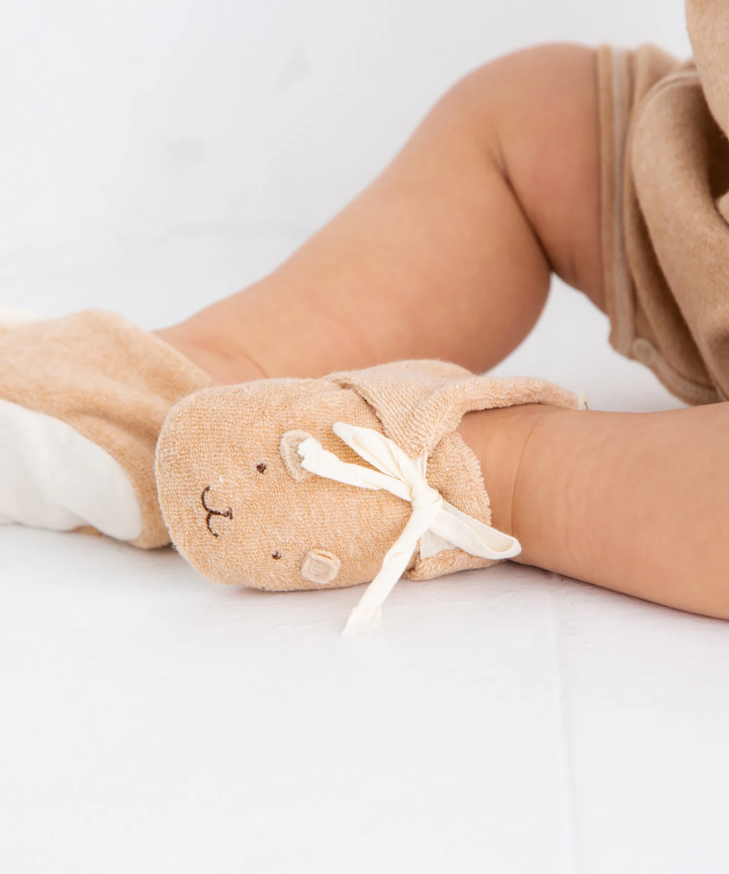 Детские пинетки pompkins baby для малышей с вышивкой коричневые