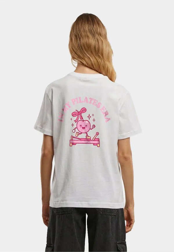 

Футболка с принтом "в эпоху пилатеса" Mister Tee, White, Белый, Футболка с принтом "в эпоху пилатеса" Mister Tee, White