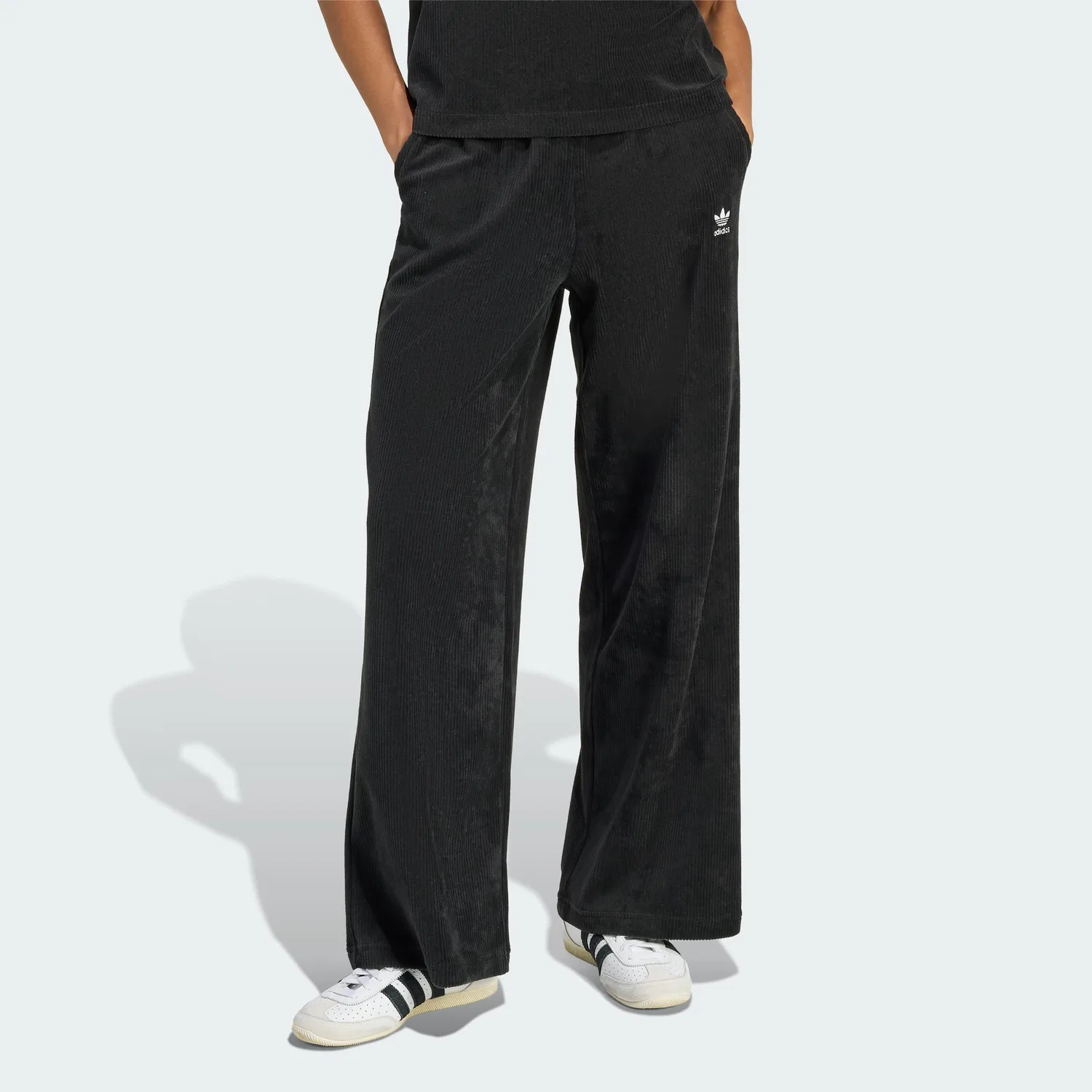 Женские чёрные спортивные брюки Essential Chenille от Adidas