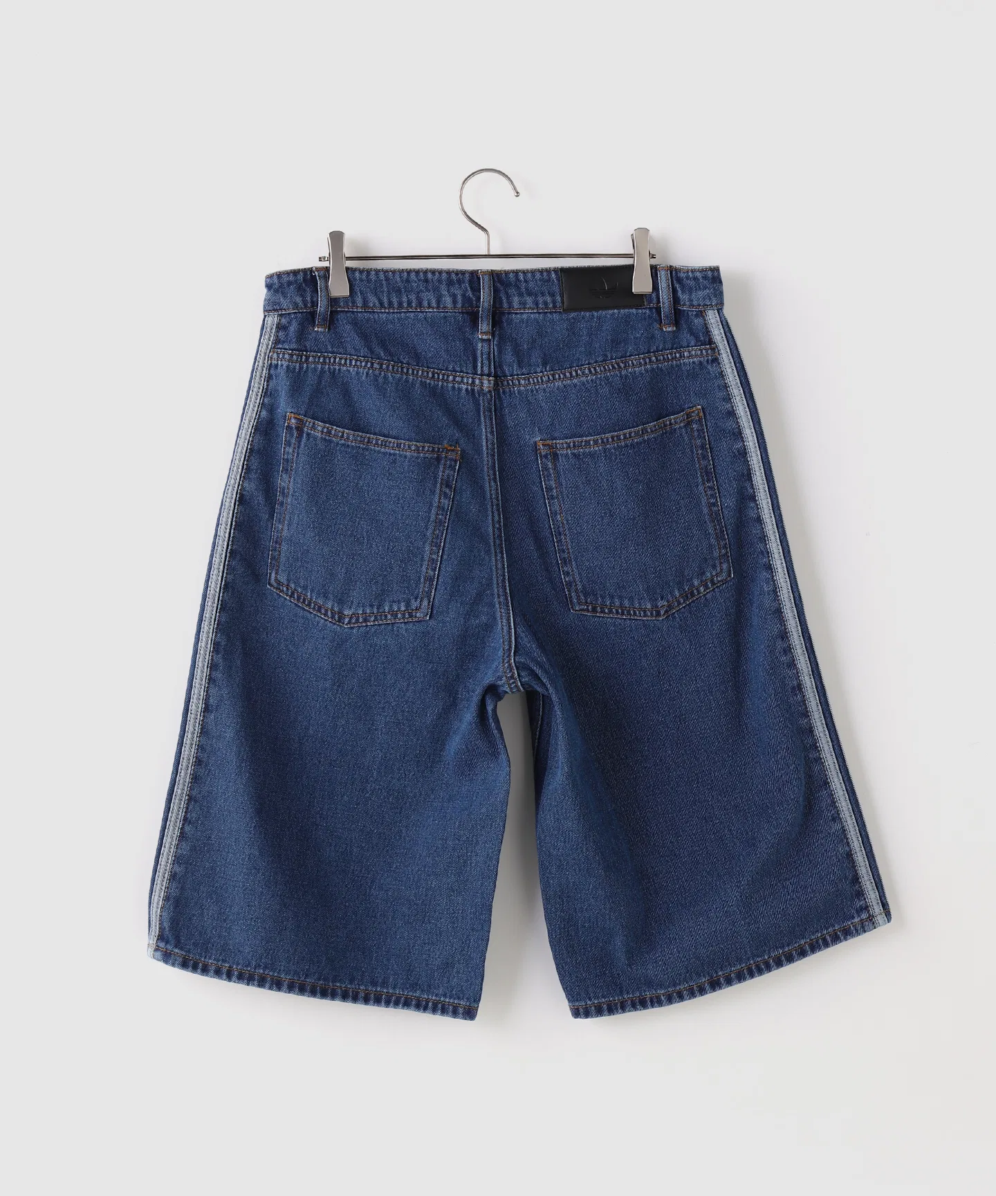 Мужские джинсовые шорты adidas Originals FIREBIRD ADICOLOR DENIM SHORTS — фото 2
