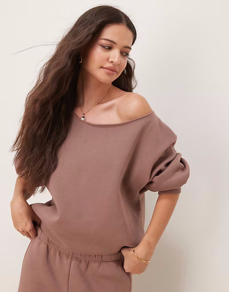 

Свитшот с открытыми плечами ASOS DESIGN шоколадного цвета