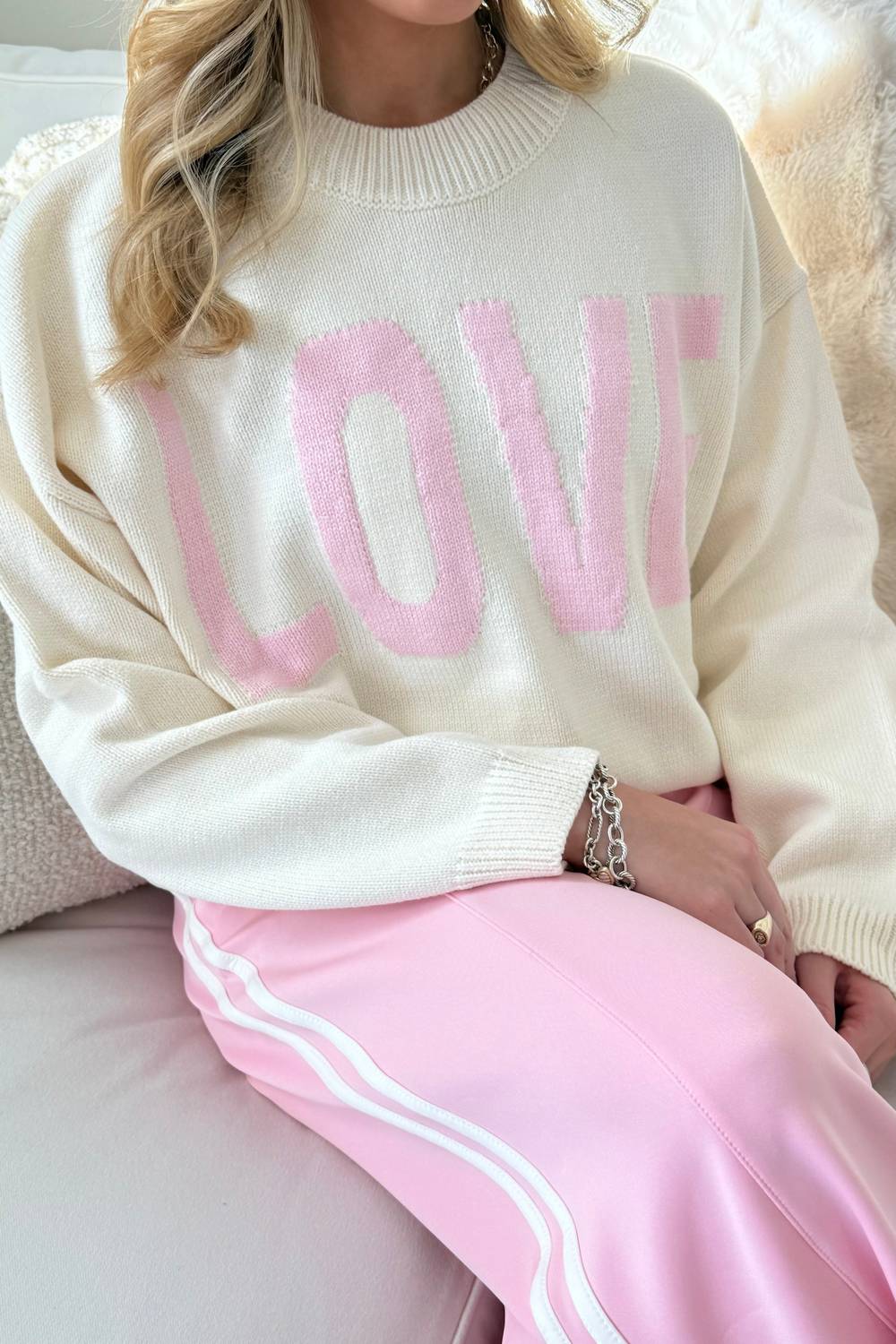 

Свитер All Love в цвете Off-White LE LIS
