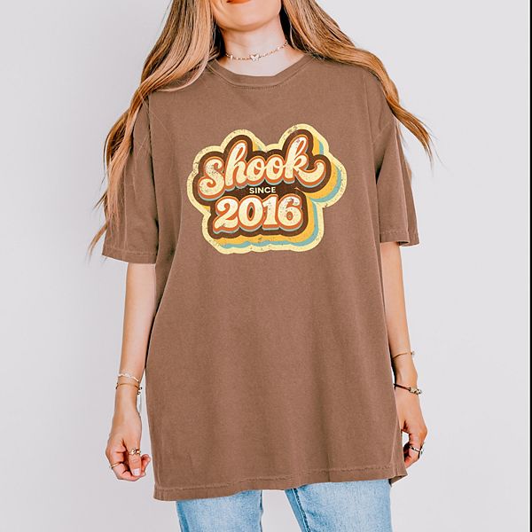 

Футболка Shook since 2016 с принтом и эффектом поношенности Simply Sage Market, Espresso
