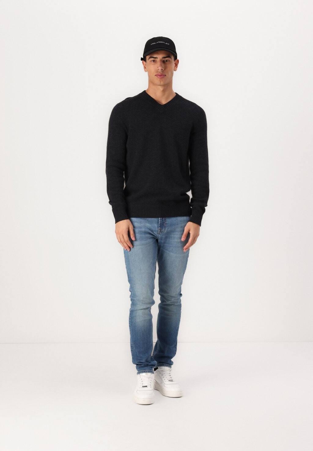 

Джемпер SADDLE SLEEVE V NECK Lyle & Scott, черный