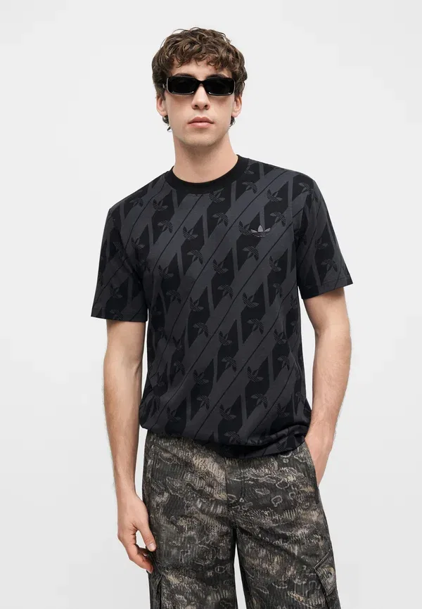 Футболка с принтом Adidas Originals Monogram aop te print t-shirt, черный — фото 4