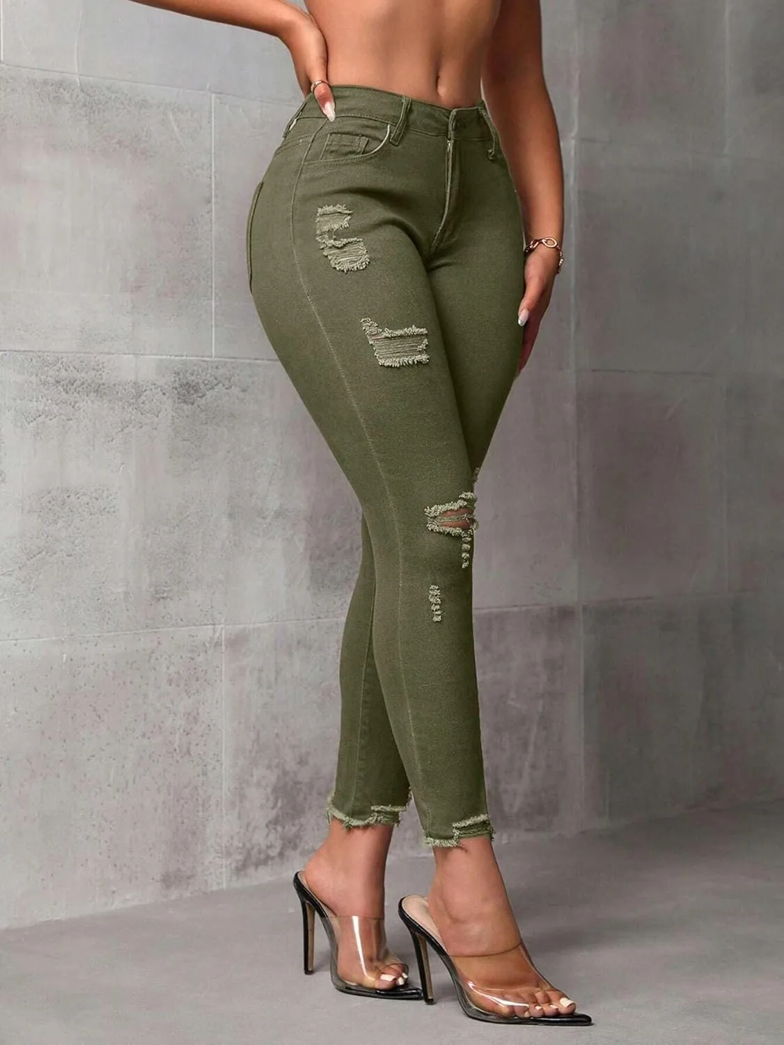 Женские классические джинсы с потертостями Slim Fit укороченные Generic, зеленый — фото 2