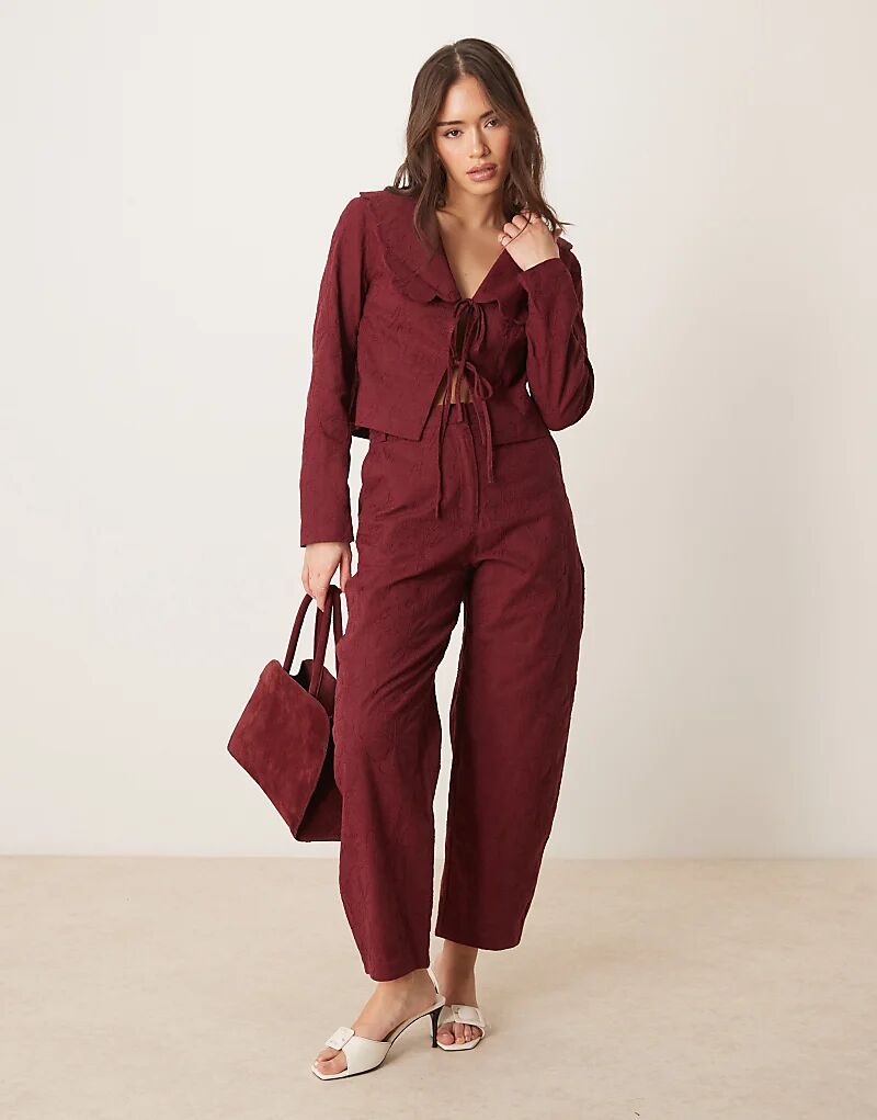 

Классические брюки ASOS DESIGN с вышивкой на штанинах темно-вишневого цвета