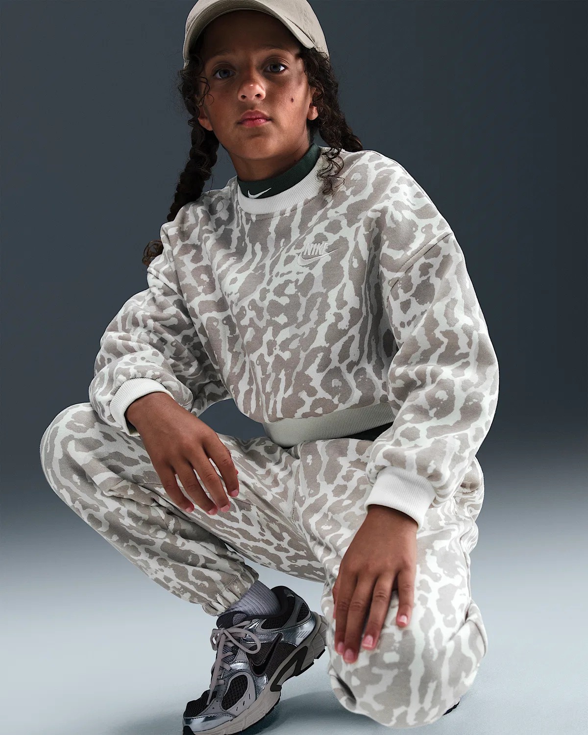 Детский (девчачий) свободный свитшот с принтом Nike Sportswear Club Fleece, College Grey/Sail — фото 3