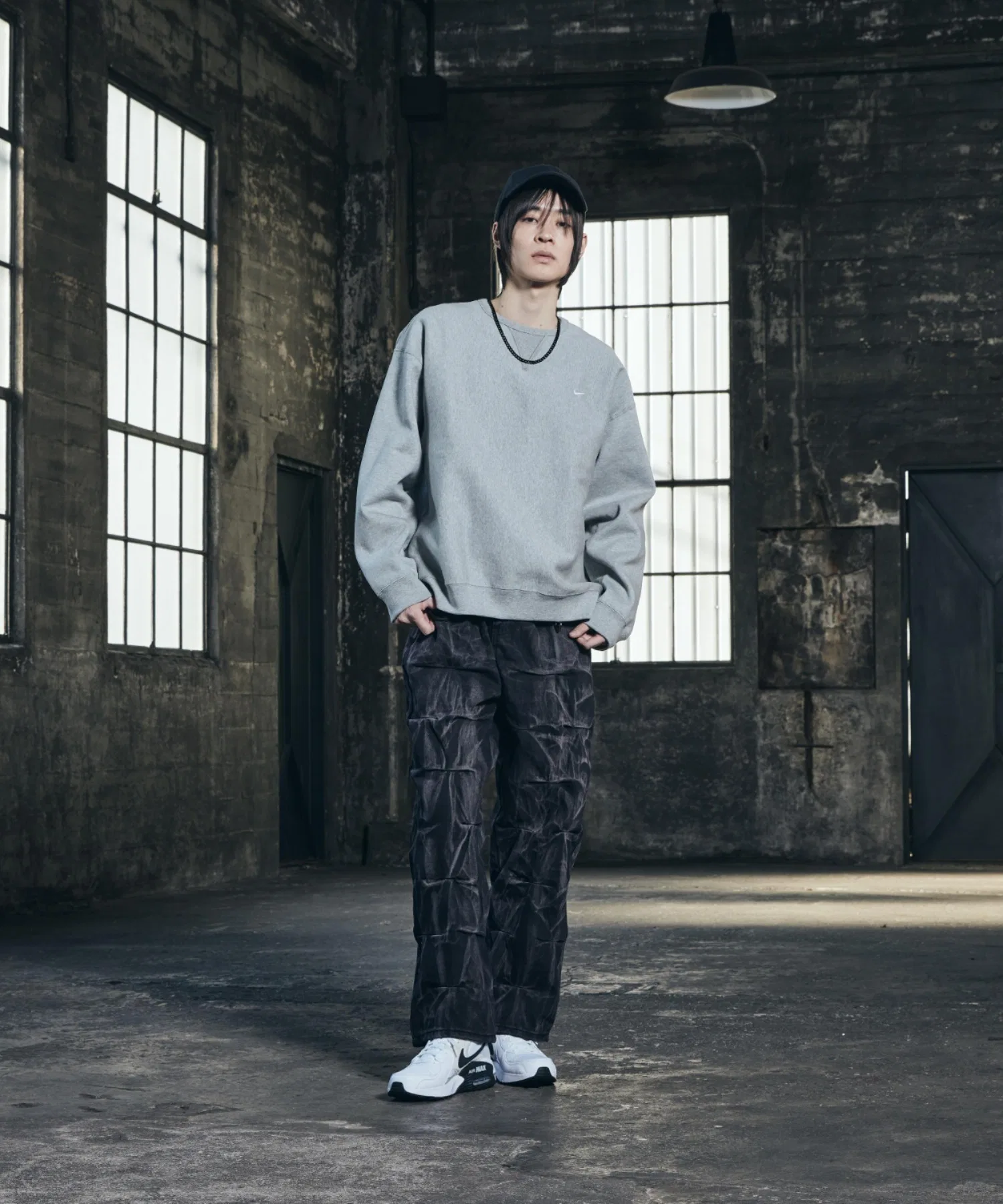 Мужская флисовая толстовка Nike Solo Swoosh HV1087-063 темно-серого цвета — фото 4