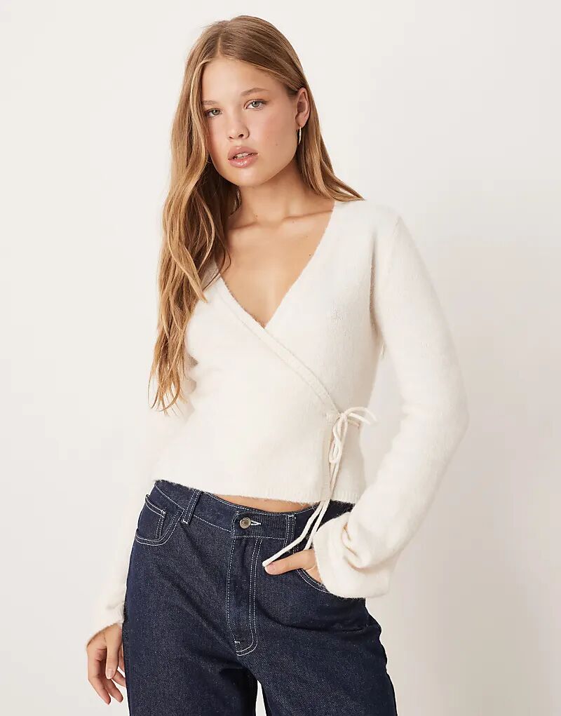 

Вязаный кардиган Gina Tricot с длинными рукавами и запахом из шерсти альпаки кремового цвета