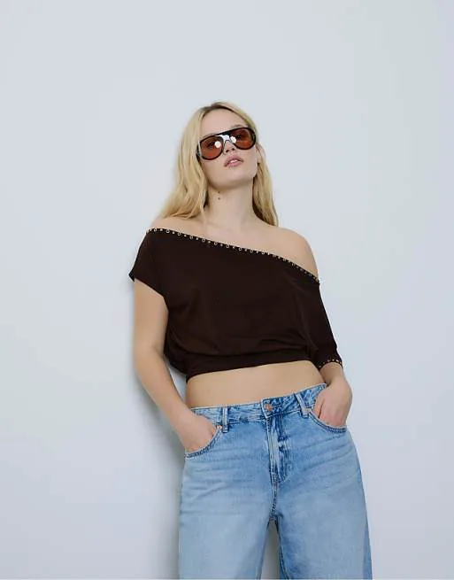 

Коричневая футболка с асимметричными заклепками Stradivarius, Коричневый, Коричневая футболка с асимметричными заклепками Stradivarius