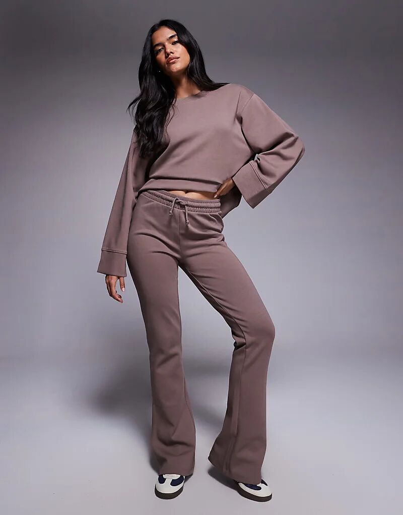 

Комбинируемые расклешенные джоггеры ASOS DESIGN цвета темно-серого