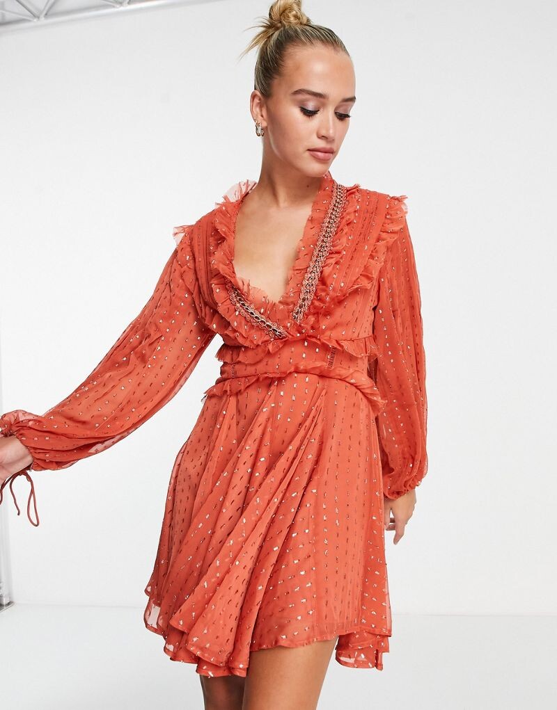 

Ржавое жаккардовое платье мини с рюшами и цепочкой ASOS DESIGN