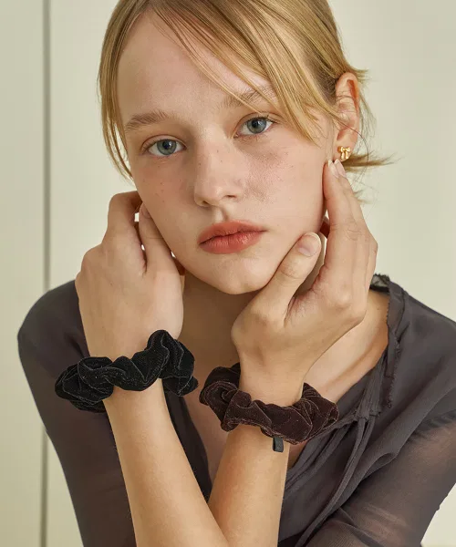 Резинка для волос Mini Shimmer Velvet Hair Scrunchie, S'SECONDO, чёрный — фото 2